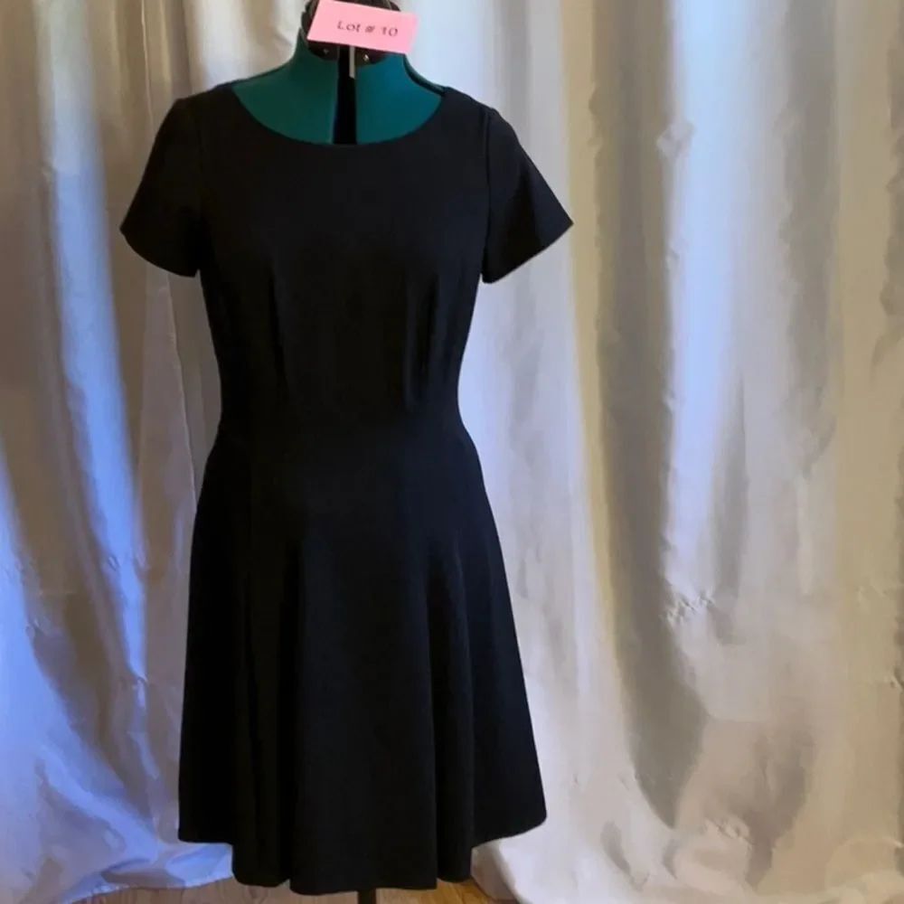 WHITE HOUSE BLACK MARKET simple black short sleeve dress in size 6 fall/winter